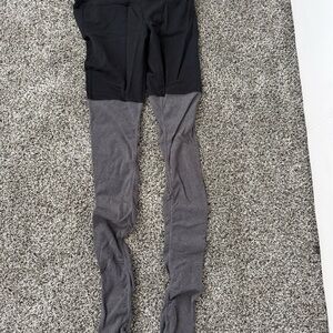 Alo Pilates/Dancer Leggings Two-Tone Gray and Black size Medium